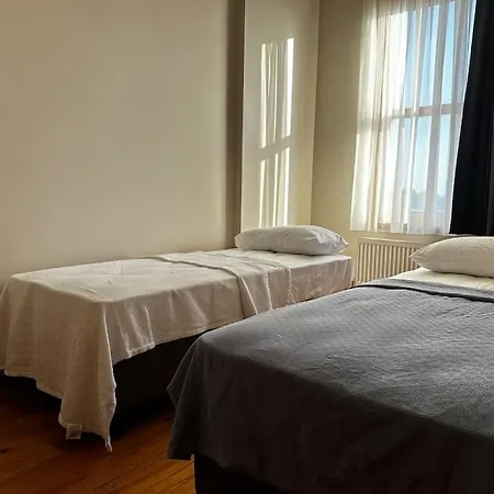 Appartement 2br, 2ba, 4th Floor Of Historical Building ,galata *